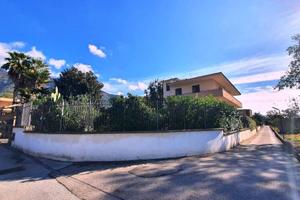 Villa di 450 m² con più di 5 locali e box auto dop