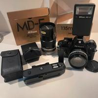 Macchina fotografica Nikon EM e accessori vintage