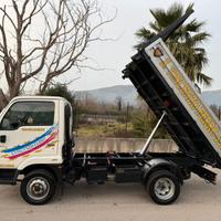Nissan con cassone ribaltabile trilaterale