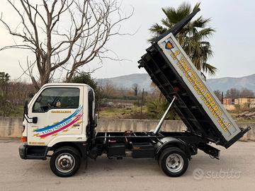Nissan con cassone ribaltabile trilaterale