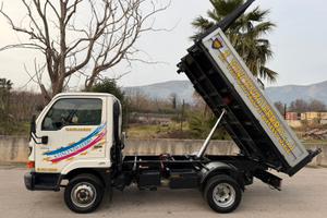 Nissan con cassone ribaltabile trilaterale