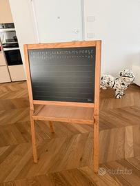 Lavagna con gessi e pennarelli