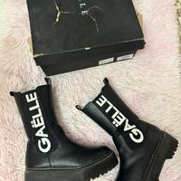 Anfibi neri Gaëlle Paris