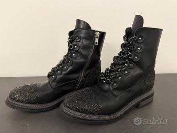 Anfibi in Pelle Nera con Dettagli Catene e Glitter