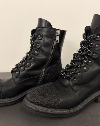 Anfibi in Pelle Nera con Dettagli Catene e Glitter