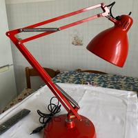 Lampada rossa Naska Louis da tavolo