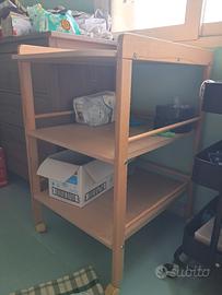 Mobiletto fasciatoio in legno.