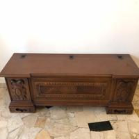 Cassapanca classica in legno intagliato