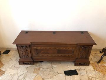 Cassapanca classica in legno intagliato