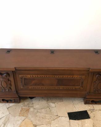 Cassapanca classica in legno intagliato