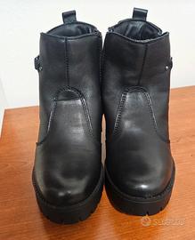 Stivaletti Igi&Co in pelle nera con tacco