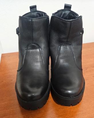 Stivaletti Igi&Co in pelle nera con tacco