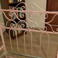 2 lettiere in ferro battuto e 2 brande in ferro 