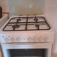 Cucina Ariston a gas 4 fuochi con forno elettrico 