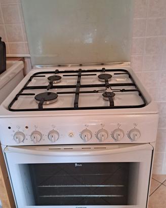 Cucina Ariston a gas 4 fuochi con forno elettrico 