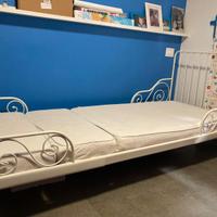 Letto singolo allungabile compreso di materasso.