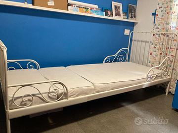 Letto singolo allungabile compreso di materasso.