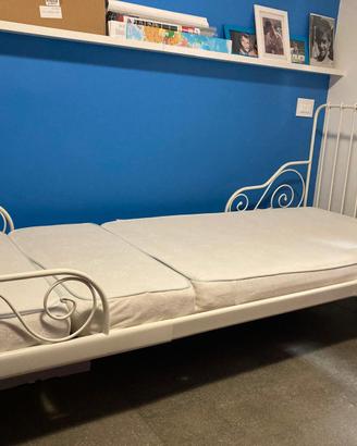 Letto singolo allungabile compreso di materasso.