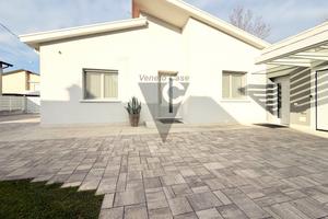VILLA SINGOLA TUTTA SU UN PIANO A SPINEA
