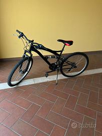 Bici nera con sedile rosso