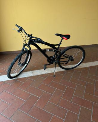 Bici nera con sedile rosso