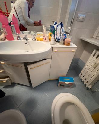 Mobile bagno con lavabo