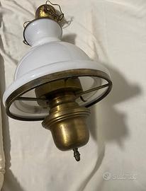 Lampadario in ottone e vetro bianco