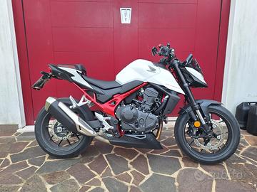 Honda Hornet 750 2025 accessoriata