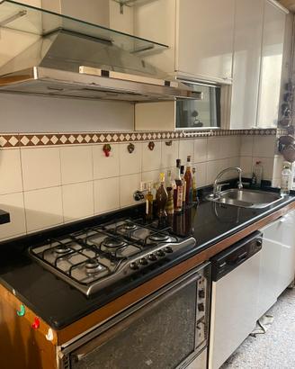 Cucina con top in marmo nero