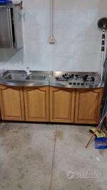 piano cottura e lavabo inox con armadio