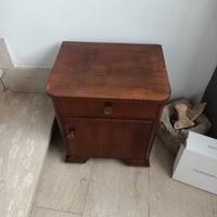comodino basso restaurato 