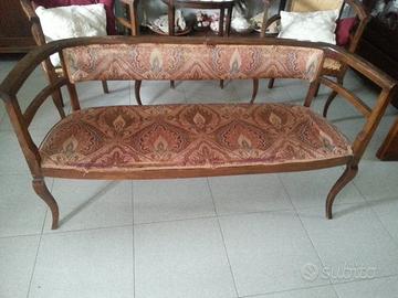 divanetto con poltroncine