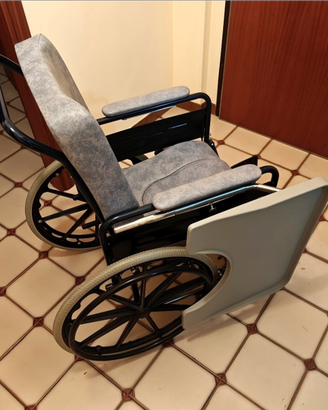 Sedia a rotelle imbottita con vassoio - pari al nu