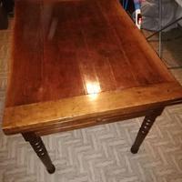 Tavolo rustico e sedie