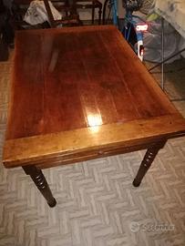 Tavolo rustico e sedie