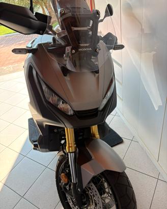 X adv 750