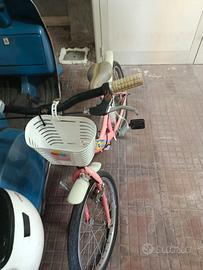 Bici rosa con cestino