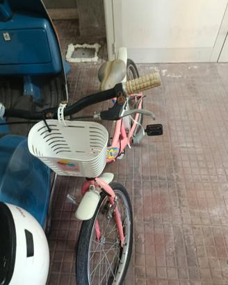 Bici rosa con cestino