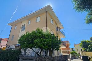 4 LOCALI A DIANO MARINA