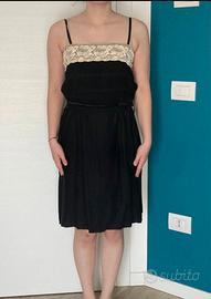 Vestito nero in seta con dettaglio in pizzo