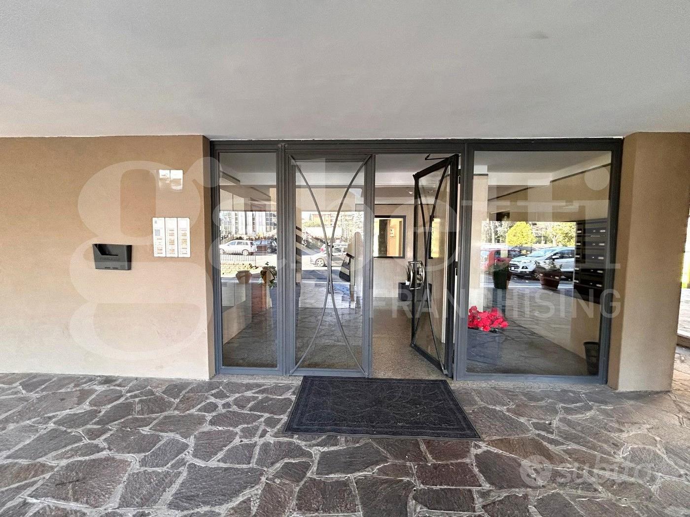 Apartment in Roma, Decima, Municipio Roma IX - Altro