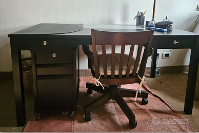 Set scrivania, cassettiera e poltroncina girevole