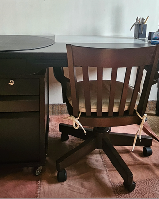Set scrivania, cassettiera e poltroncina girevole