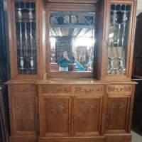 Credenza intagliata in legno massello con motivi d