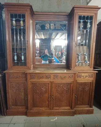 Credenza intagliata in legno massello con motivi d