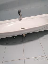 lavabo con rubinetteria e scarico
