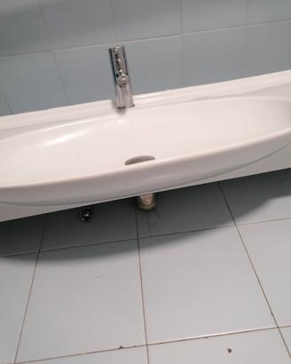 lavabo con rubinetteria e scarico