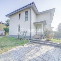 AMPIA VILLA BIFAMILIARE CON GIARDINO DI PROPRIETA'