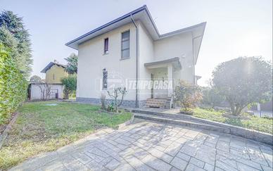AMPIA VILLA BIFAMILIARE CON GIARDINO DI PROPRIETA'