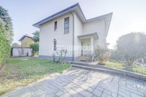 AMPIA VILLA BIFAMILIARE CON GIARDINO DI PROPRIETA'